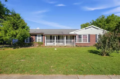 3102 Wintergreen Dr, Florissant, MO 63033