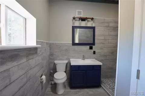 Bath - 1530 Stolpe Rd, Hermann, MO 65041 photo 1 of 2