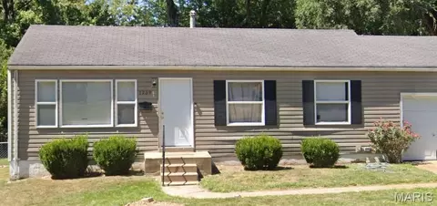1239 Laire Dr, Saint Louis, MO 63137