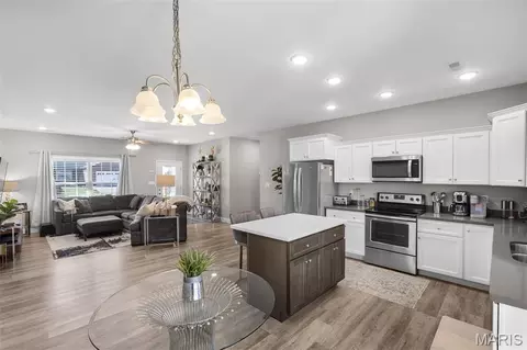 Kitchen - 463 Castle Leoch Dr, Jackson, MO 63755 photo 4 of 5