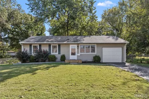 11 Charlotte Dr, Florissant, MO 63031