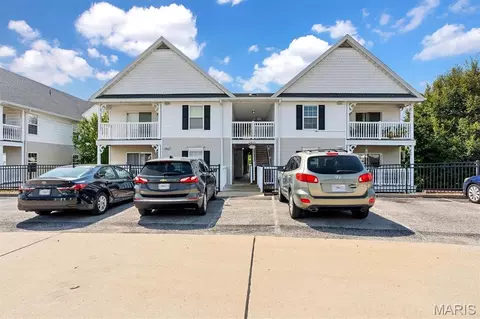 2470 Lampong Dr #300A, Saint Louis, MO 63125