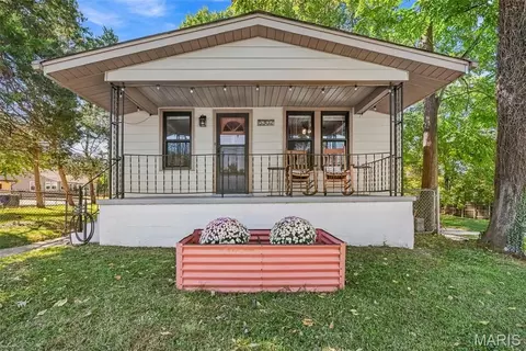 5302 Heege Rd, Saint Louis, MO 63123