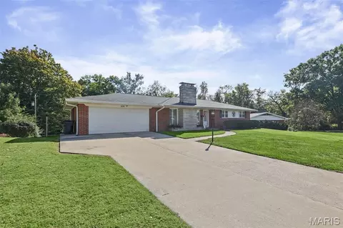 208 Brentmoor Dr, Belleville, IL 62223