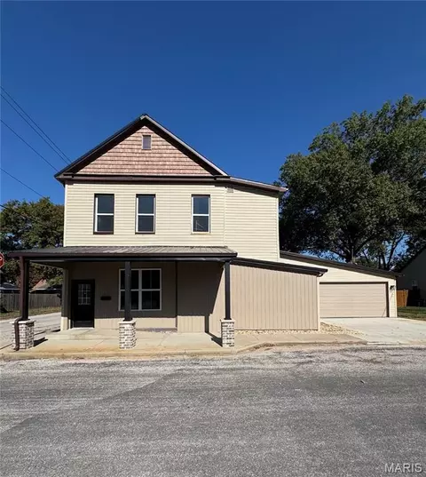 319 W Laurel St, Millstadt, IL 62260