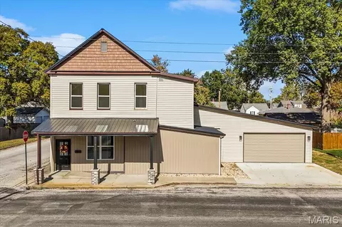 319 W Laurel St, Millstadt, IL 62260