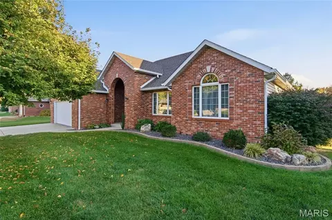 12 Oak Ridge Dr, Columbia, IL 62236