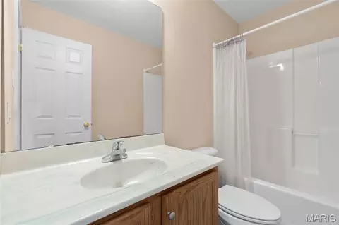 Bath - 1824 Kaleb Ct, Washington, MO 63090 photo 4 of 5