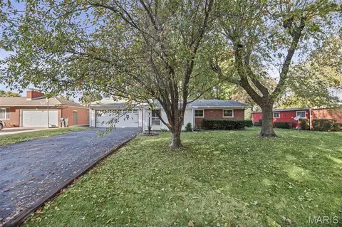 25 Crossroad Dr, Fairview Heights, IL 62208