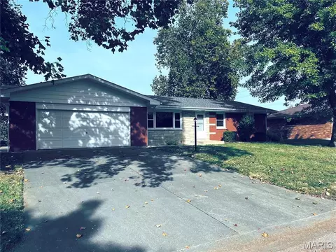 11 Meckfessel Dr, Fairview Heights, IL 62208