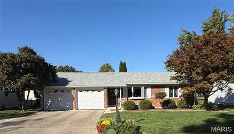 19 Coachlight Dr, Mascoutah, IL 62258