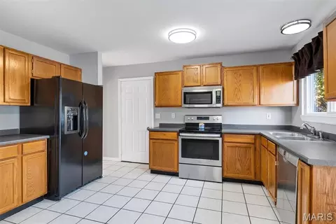 Kitchen - 329 Pheasant Point Blvd, O'fallon, MO 63368 photo 3 of 3
