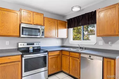 Kitchen - 329 Pheasant Point Blvd, O'fallon, MO 63368 photo 2 of 3