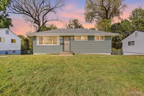 5673 Parchester Dr, Saint Louis, MO 63121