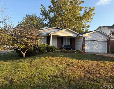 1028 Lanawood Ct, Florissant, MO 63031
