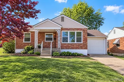 7931 E Yorkshire Dr, Affton, MO 63123