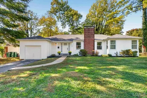 1639 Holly Dr, Webster Groves, MO 63119