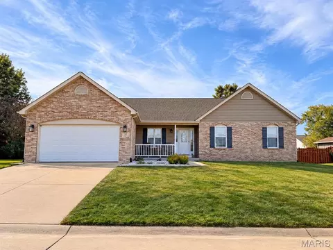 513 Stonefield Dr, Smithton, IL 62285