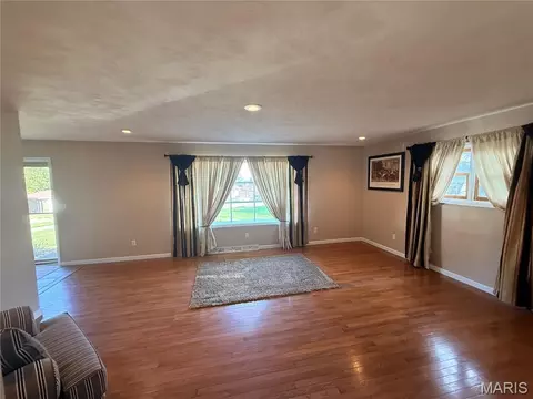 Living - 25 Coachlight Dr, Hannibal, MO 63401 photo 2 of 2