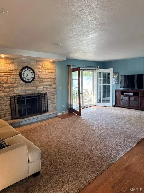 Living - 25 Coachlight Dr, Hannibal, MO 63401 photo 1 of 2