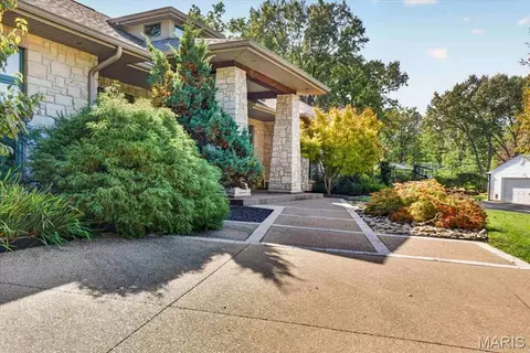 Exterior - 700 Timber Trl, Frontenac, MO 63131 photo 4 of 21