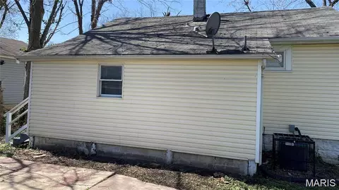 826 Marvin Ave, Ferguson, MO 63135 photo 2
