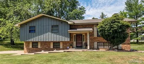 6105 Heritage Station Rd, Belleville, IL 62223