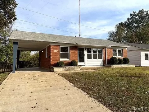 7912 Birkenhead Dr, Affton, MO 63123