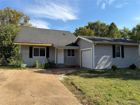 2790 Sherwood Dr, Florissant, MO 63031