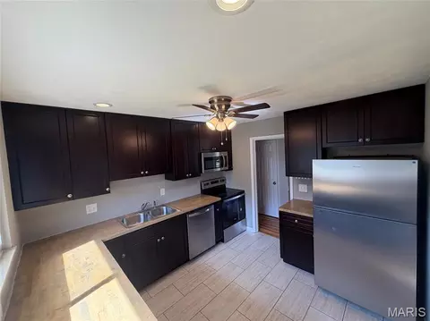 Kitchen - 25 Vanderbilt Pl, O'fallon, IL 62269 photo 2 of 2
