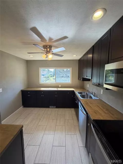 Kitchen - 25 Vanderbilt Pl, O'fallon, IL 62269 photo 1 of 2