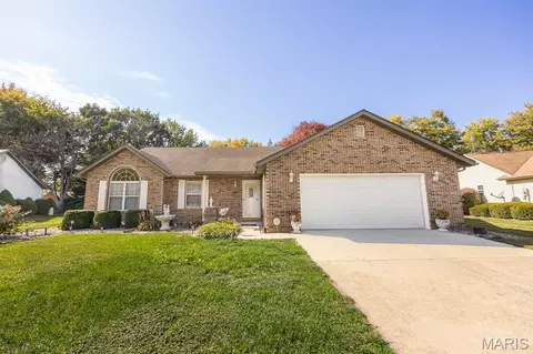 1864 Spruce Hill Dr, Belleville, IL 62221