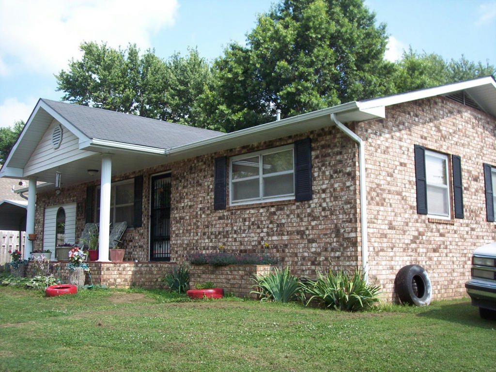 106 W Delta St, Aurora, MO 65605 photo 1