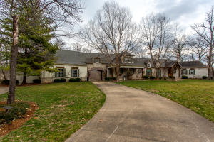 1900 S Crescent Pl, Springfield, MO 65809 photo 1