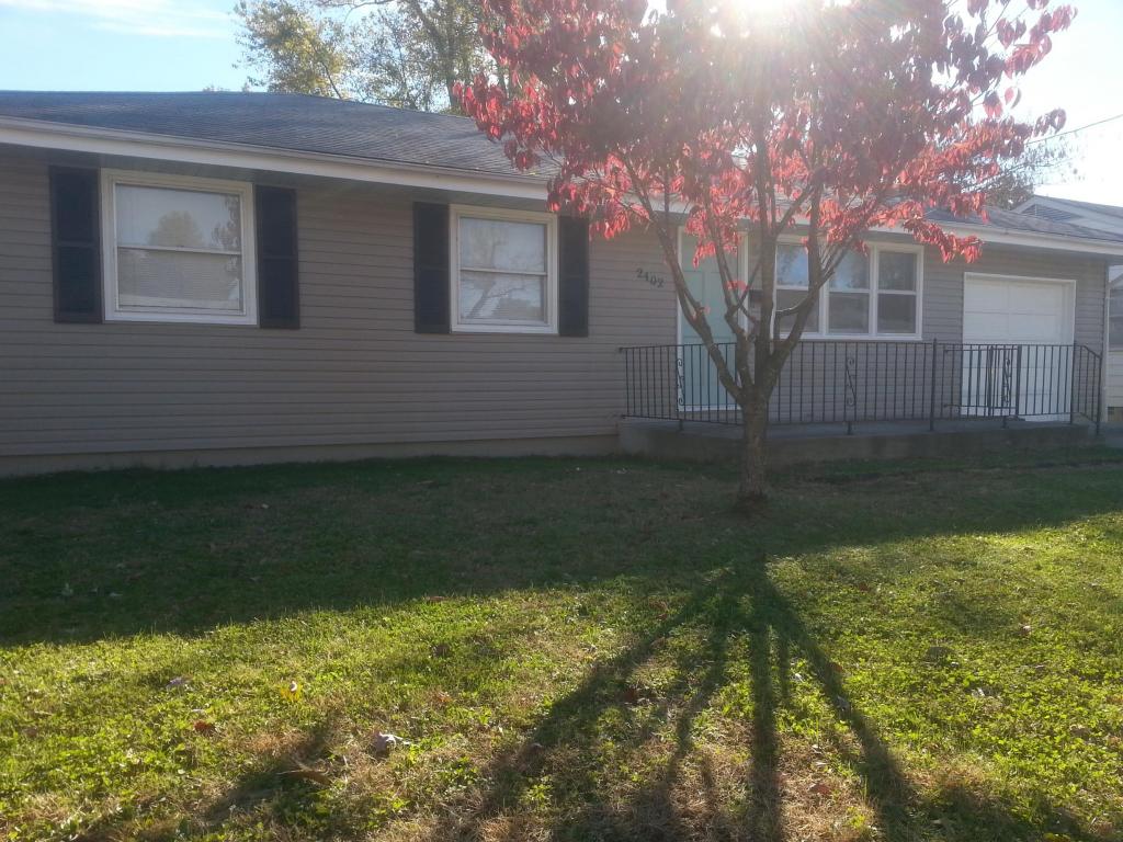 2402 W Bodeb St, Springfield, MO 65802 photo 1