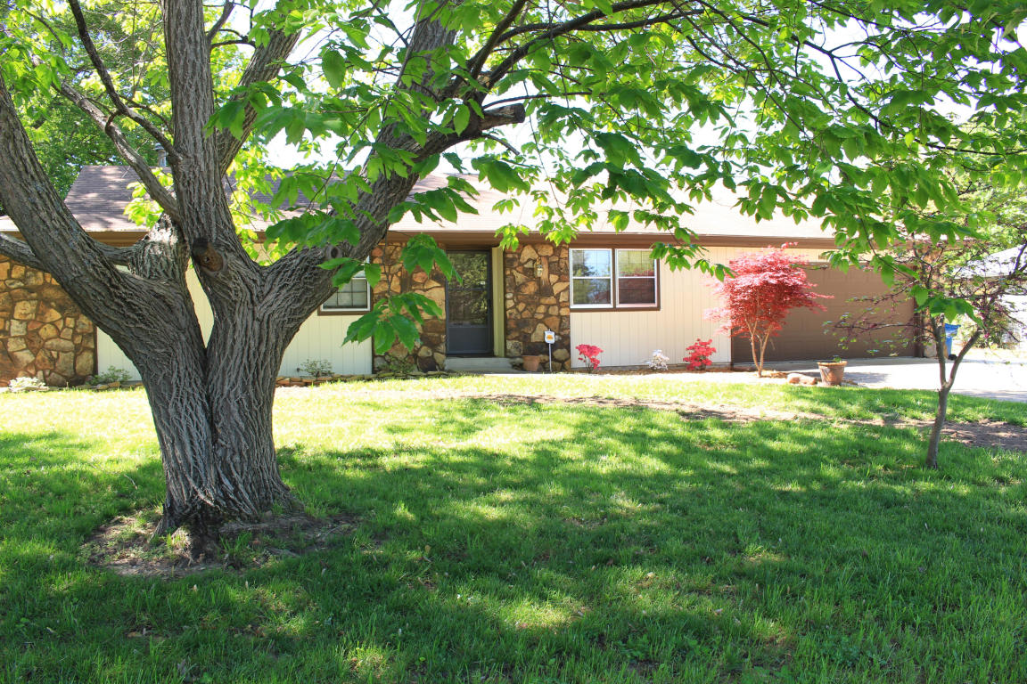 2240 W Village Ln, Springfield, MO 65807 photo 1
