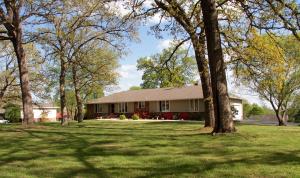 5724 E Catalpa St, Springfield, MO 65809 photo 1