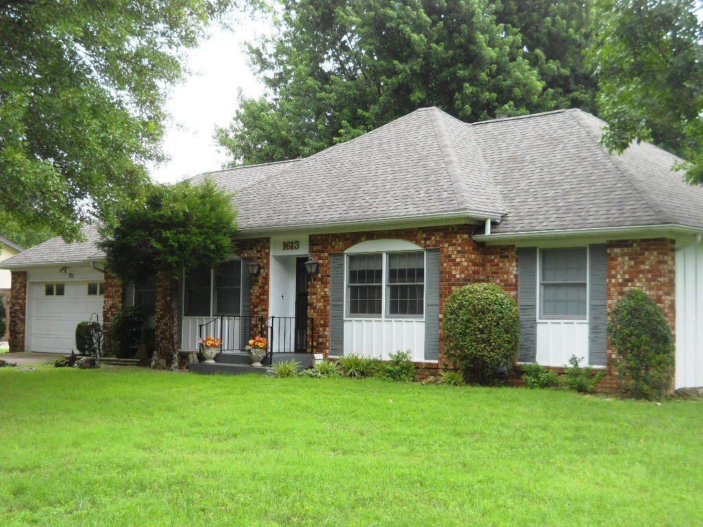 1613 Oak Dr, Aurora, MO 65605 photo 1