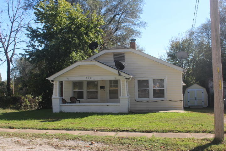 718 E Locust St, Bolivar, MO 65613 photo 1