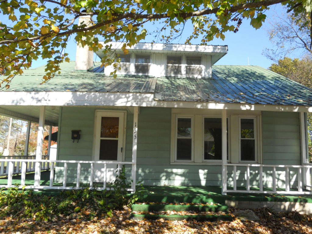 135 W Cline St, Aurora, MO 65605 photo 1