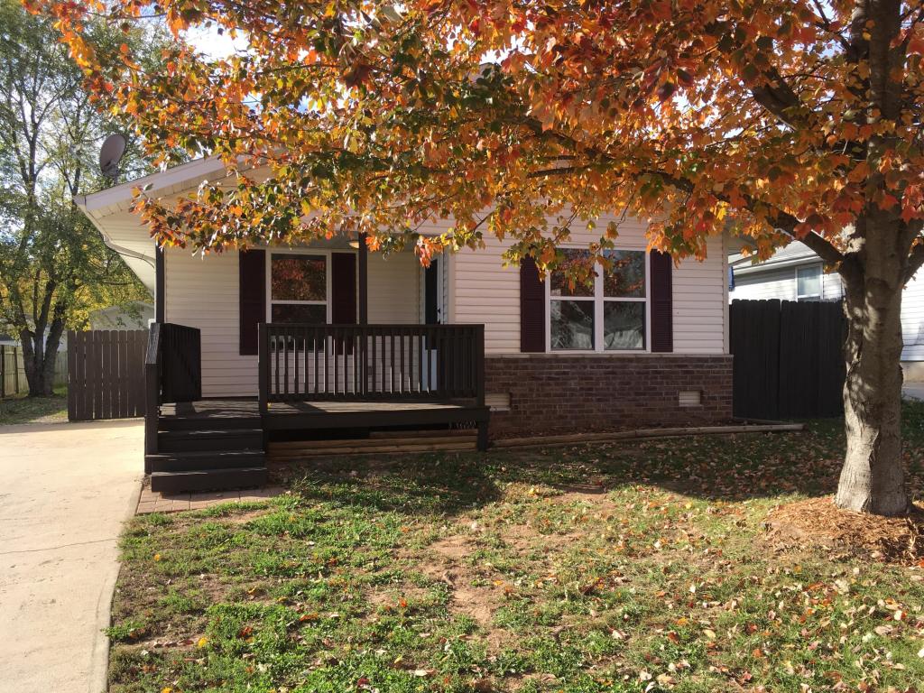1109 N Oak Park Dr, Springfield, MO 65802 photo 1