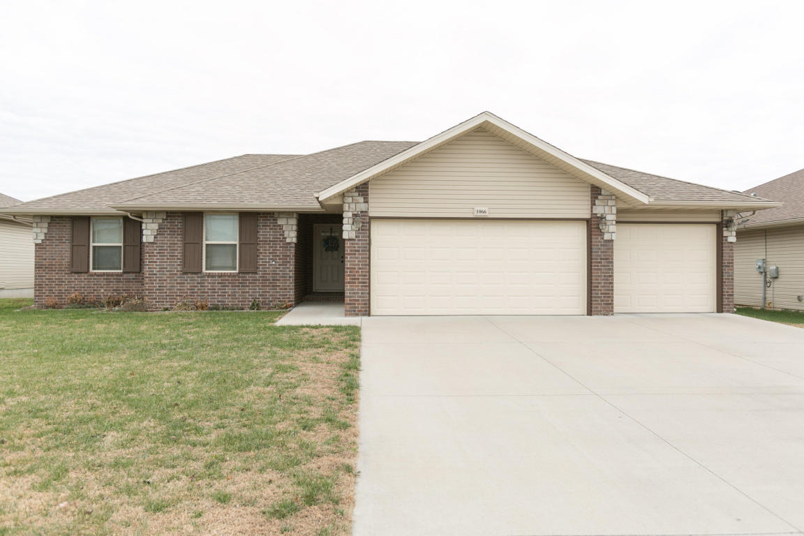 1066 S Mahnn, Springfield, MO 65802 photo 1