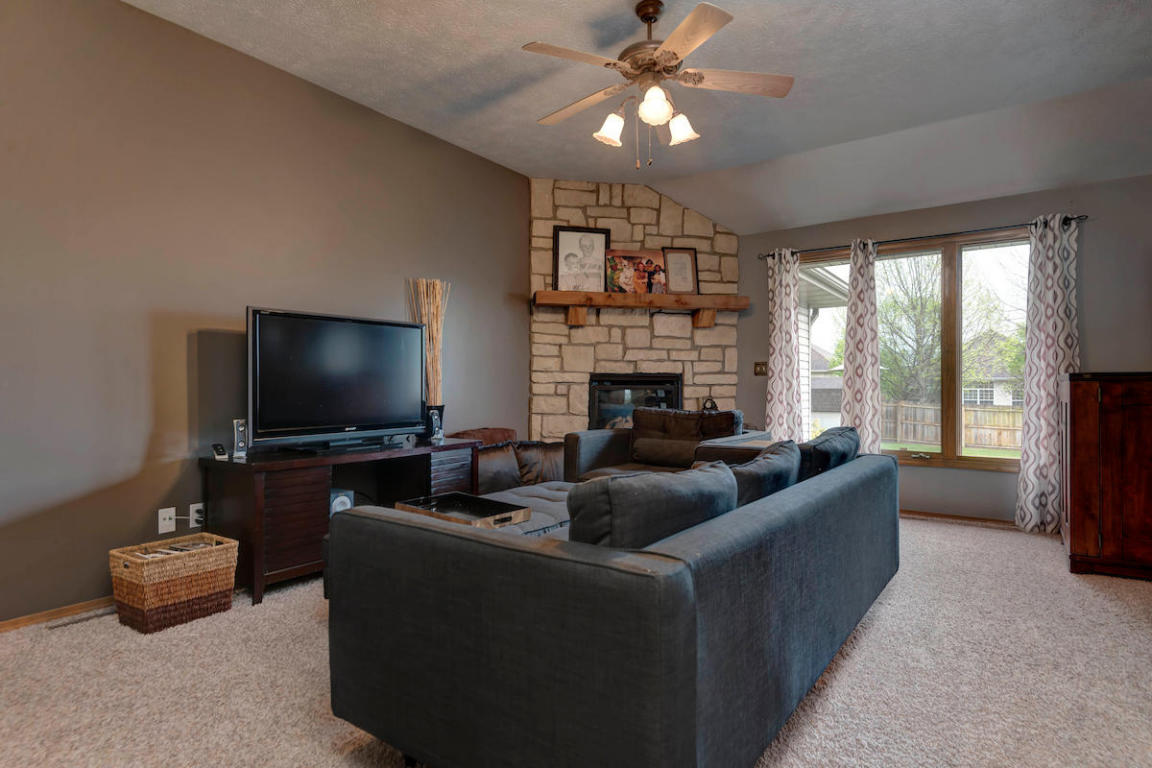 454 S Yellowwood Dr, Springfield, MO 65809 photo 6