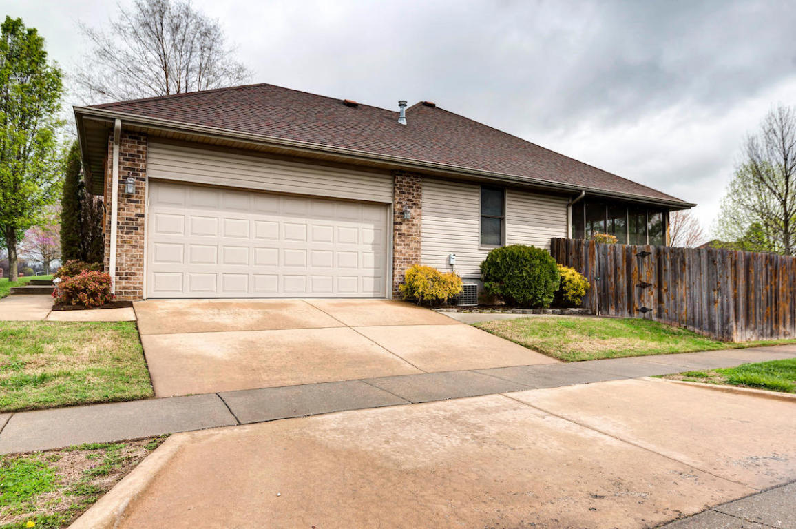 454 S Yellowwood Dr, Springfield, MO 65809 photo 4