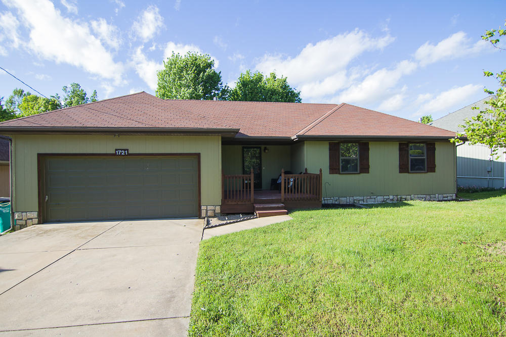 1721 E Redbud Ln, Springfield, MO 65803 photo 1