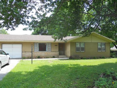504 E Hadley St, Aurora, MO 65605 photo 1