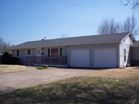 612 E Walnut St, Aurora, MO 65605 photo 1