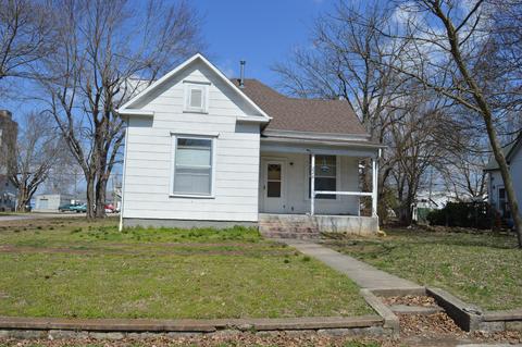 229 W Locust St, Aurora, MO 65605 photo 1