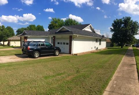 1050 W Catalpa St, Springfield, MO 65807 photo 1