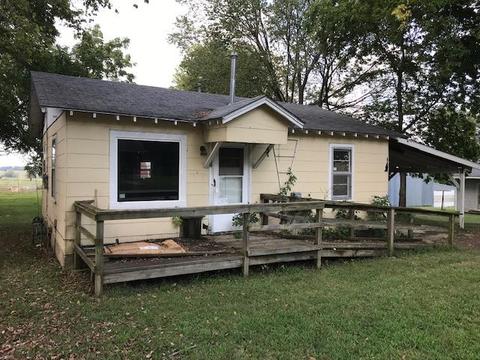 131 W Summit St, Aurora, MO 65605 photo 1